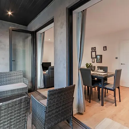 Modern Comfort Two Bedrooms Flat, Cr5 *