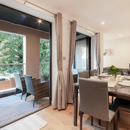 Modern Comfort Two Bedrooms Flat, Cr5 *