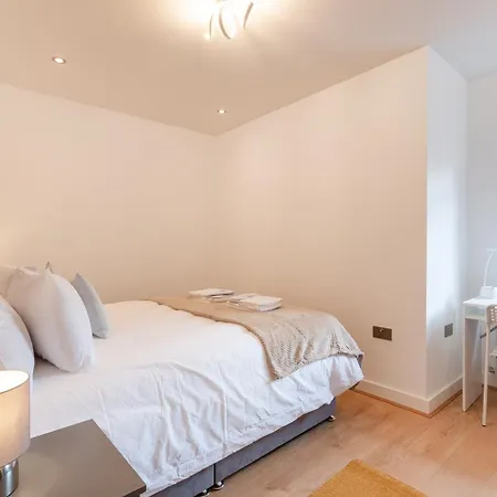 Cozy Two Bedrooms Flat In Coulsdon, Cr5 Apartment