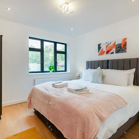Cozy Two Bedrooms Flat In Coulsdon, Cr5 Apartment *