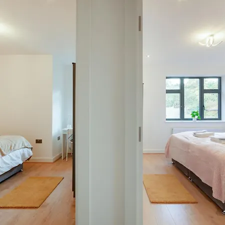 Cozy Two Bedrooms Flat In Coulsdon, Cr5 * Coulsdon
