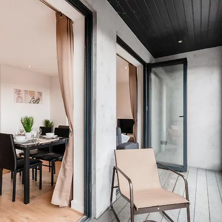 Cozy Two Bedrooms Flat In Coulsdon, Cr5 Apartment