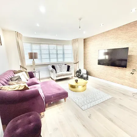 Stonegrove Luxury House London Free Off Street Parking And Evc Port Holiday home Edgware