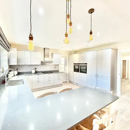 Stonegrove Luxury House London Free Off Street Parking And Evc Port Holiday home