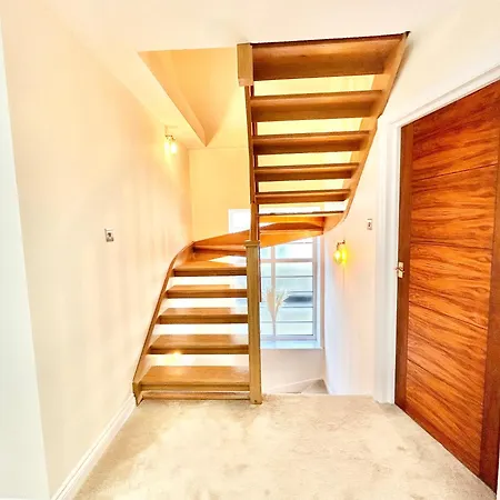 Holiday home Stonegrove Luxury House London Free Off Street Parking And Evc Port Edgware