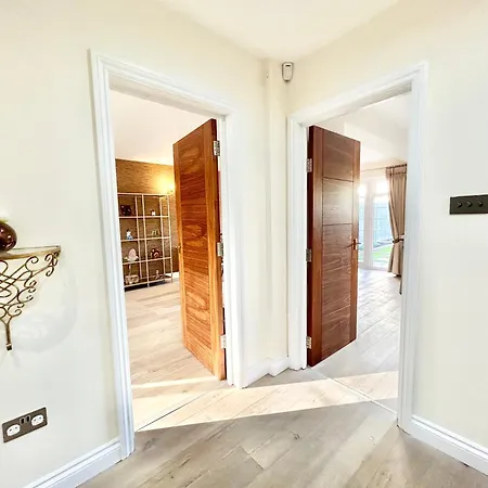 Stonegrove Luxury House London Free Off Street Parking And Evc Port Holiday home *