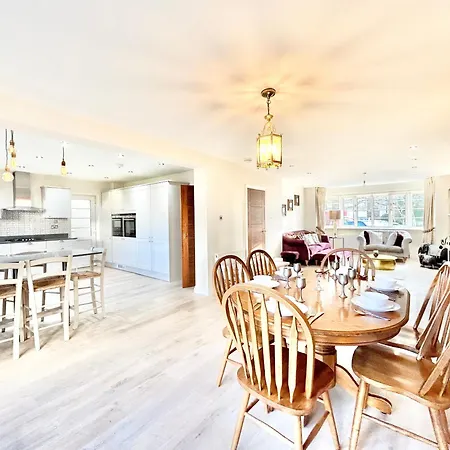 Stonegrove Luxury House London Free Off Street Parking And Evc Port Holiday home Edgware
