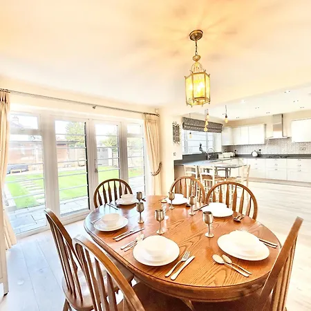 Holiday home Stonegrove Luxury House London Free Off Street Parking And Evc Port *