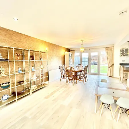 Holiday home Stonegrove Luxury House London Free Off Street Parking And Evc Port