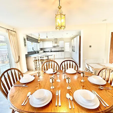 Holiday home Stonegrove Luxury House London Free Off Street Parking And Evc Port