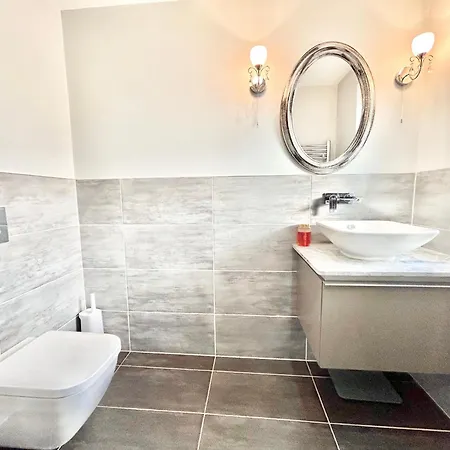 Stonegrove Luxury House London Free Off Street Parking And Evc Port