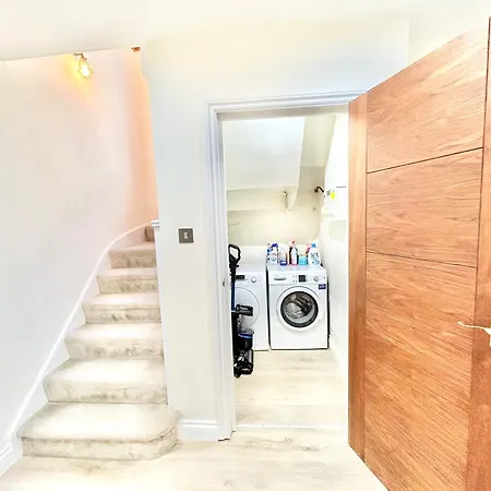 Holiday home Stonegrove Luxury House London Free Off Street Parking And Evc Port *