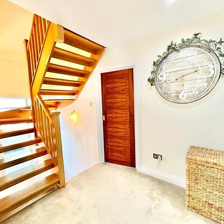 Stonegrove Luxury House London Free Off Street Parking And Evc Port Edgware
