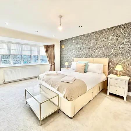 Stonegrove Luxury House London Free Off Street Parking And Evc Port Edgware