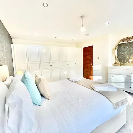Stonegrove Luxury House London Free Off Street Parking And Evc Port Holiday home *