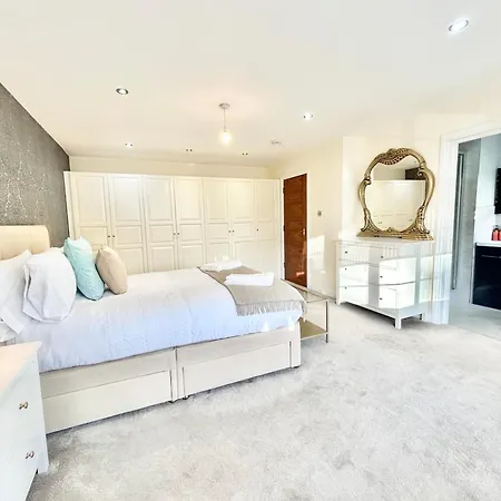 Stonegrove Luxury House London Free Off Street Parking And Evc Port Holiday home Edgware