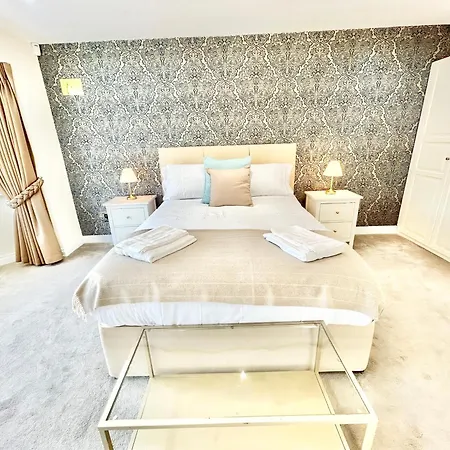 Stonegrove Luxury House London Free Off Street Parking And Evc Port Holiday home