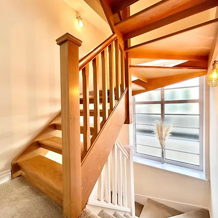 Stonegrove Luxury House London Free Off Street Parking And Evc Port Edgware