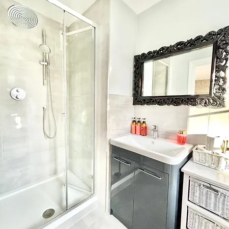 Stonegrove Luxury House London Free Off Street Parking And Evc Port