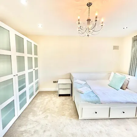 Stonegrove Luxury House London Free Off Street Parking And Evc Port Holiday home Edgware