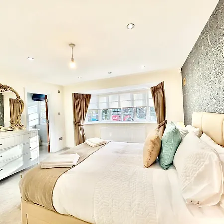 Stonegrove Luxury House London Free Off Street Parking And Evc Port * Edgware