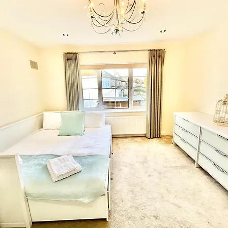 Stonegrove Luxury House London Free Off Street Parking And Evc Port Holiday home