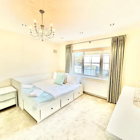 Holiday home Stonegrove Luxury House London Free Off Street Parking And Evc Port *