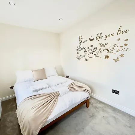 Stonegrove Luxury House London Free Off Street Parking And Evc Port