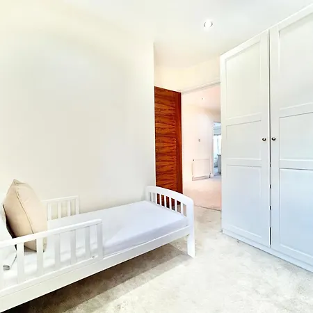 Stonegrove Luxury House London Free Off Street Parking And Evc Port Holiday home *