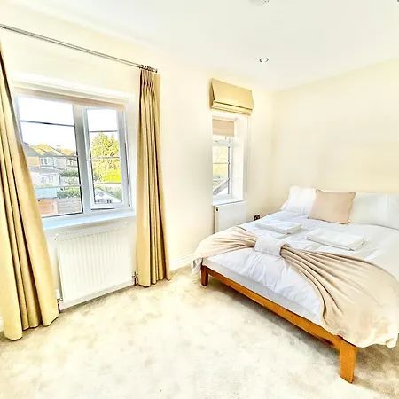 Holiday home Stonegrove Luxury House London Free Off Street Parking And Evc Port *