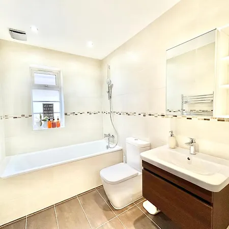 Stonegrove Luxury House London Free Off Street Parking And Evc Port