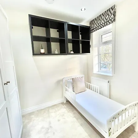 Stonegrove Luxury House London Free Off Street Parking And Evc Port *