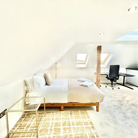 Holiday home Stonegrove Luxury House London Free Off Street Parking And Evc Port