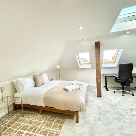 Holiday home Stonegrove Luxury House London Free Off Street Parking And Evc Port *
