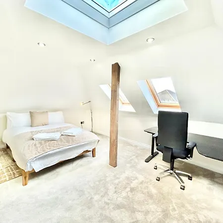 Stonegrove Luxury House London Free Off Street Parking And Evc Port Holiday home