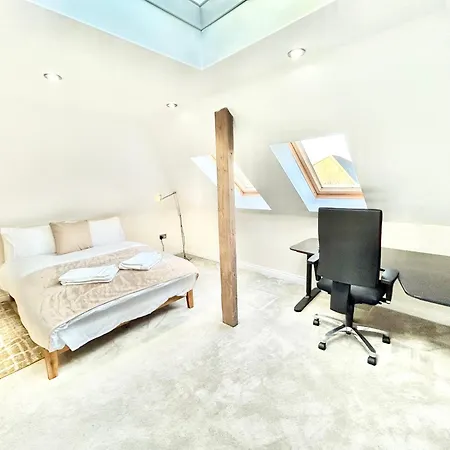 Holiday home Stonegrove Luxury House London Free Off Street Parking And Evc Port Edgware