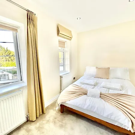 Stonegrove Luxury House London Free Off Street Parking And Evc Port *
