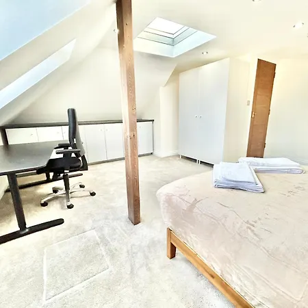 Stonegrove Luxury House London Free Off Street Parking And Evc Port Holiday home Edgware