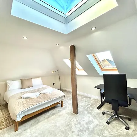 Holiday home Stonegrove Luxury House London Free Off Street Parking And Evc Port Edgware