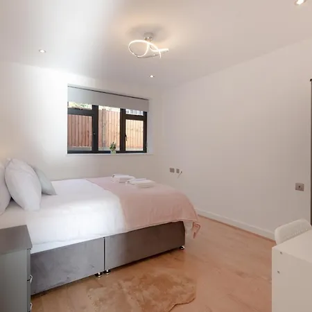Apartment Modern Two Bedrooms Flat In Julien Road, Cr5, London