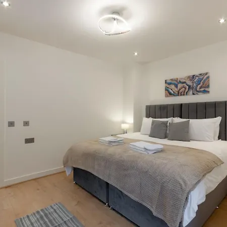 Modern Two Bedrooms Flat In Julien Road, Cr5, London * Coulsdon