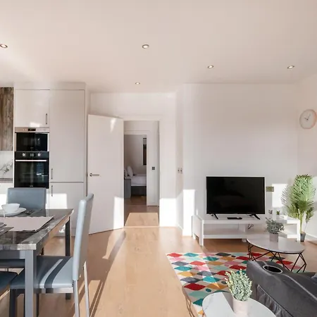 Modern Two Bedrooms Flat In Julien Road, Cr5, London Coulsdon