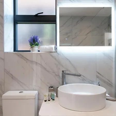 Apartment Modern Two Bedrooms Flat In Julien Road, Cr5, London
