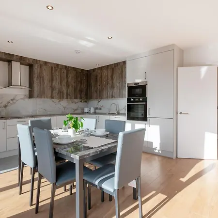 Modern Two Bedrooms Flat In Julien Road, Cr5, London