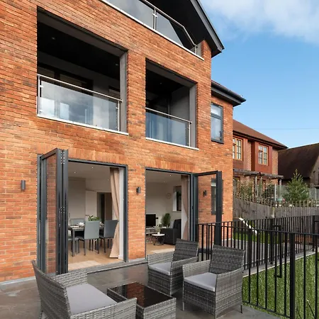 Modern Two Bedrooms Flat In Julien Road, Cr5, London Apartment