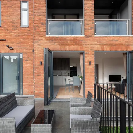 Modern Two Bedrooms Flat In Julien Road, Cr5, London Apartment