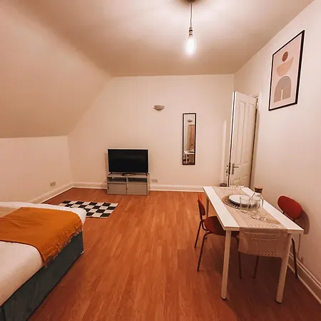 Spacious 3 In Tooting Gasthuis Londen