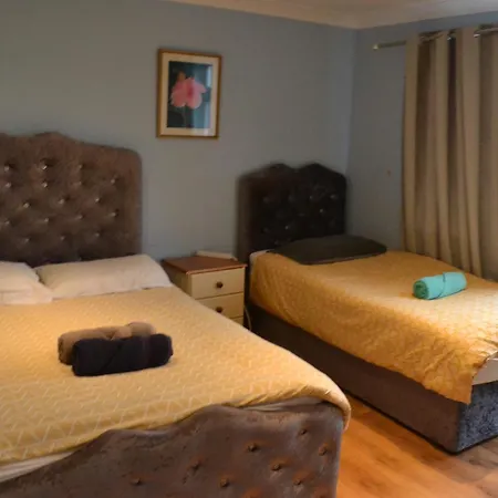Holiday home Three Bedroom Flat, Camborne Avenue W13