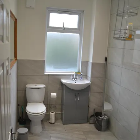 Three Bedroom Flat, Camborne Avenue W13 Holiday home London