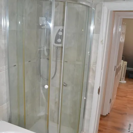 Three Bedroom Flat, Camborne Avenue W13 London